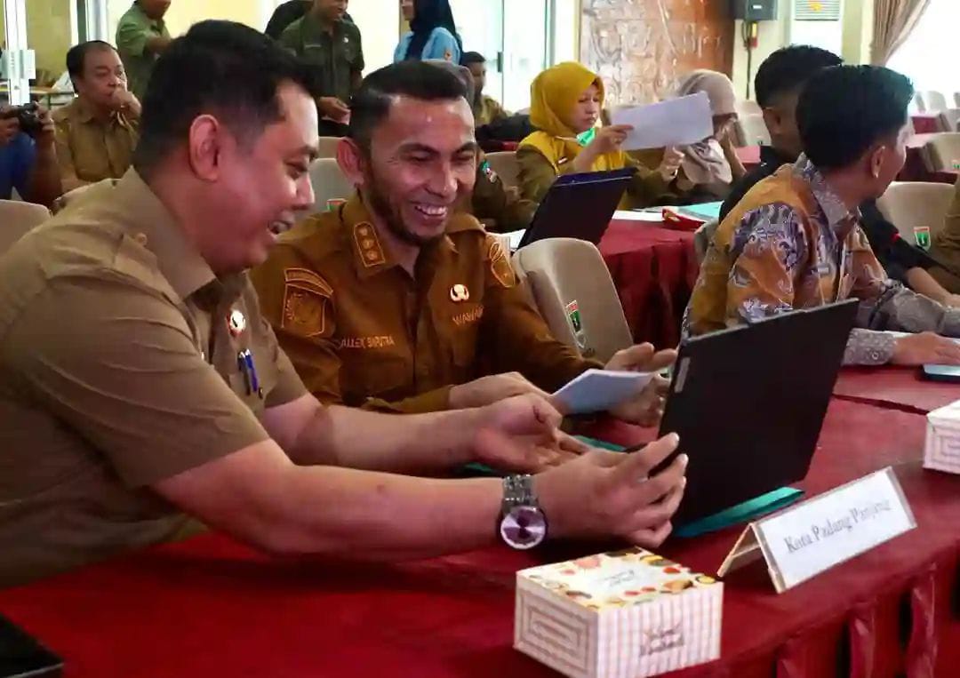 Wawako Allex bersama Kadis Kominfo Haary Rizka Perdana dalam acara KI.